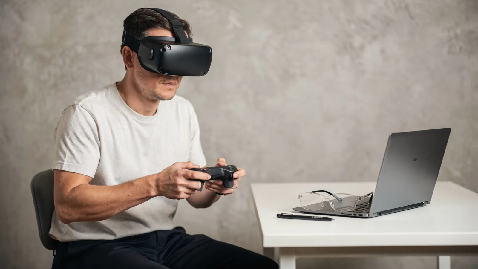 Featured image for Virtual Reality vs Augmented Reality in Education